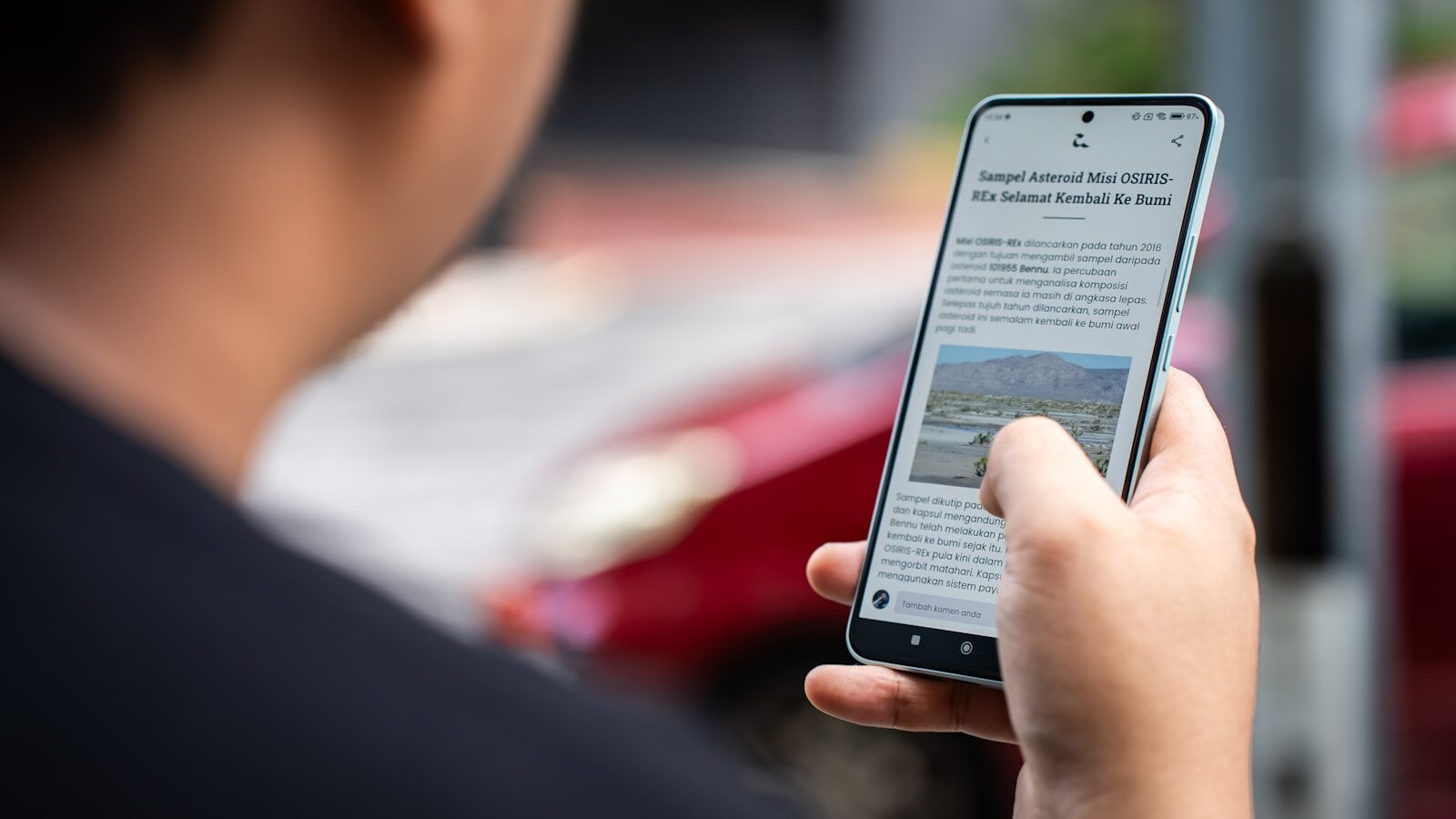 Reading news on smartphone