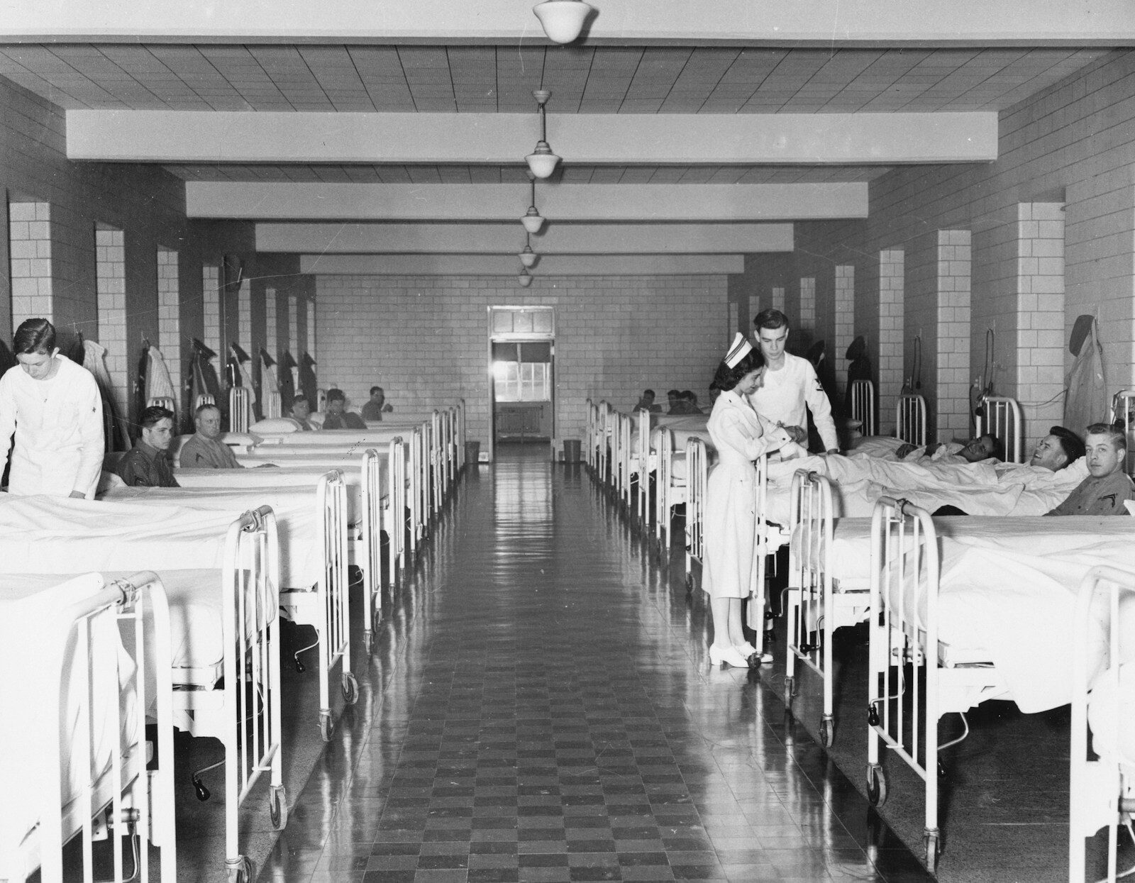 14-1011-039 print 8x10 b&w "D" Ward, US Naval Hospital, Quantico, VA. [Ward][Nurses][Corpsmen][Patients] Navy Medicine Historical Files Collection - Facilities